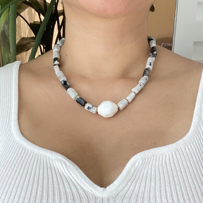Handgemachte Halskette mit weißem Achat und Mondsteinperlen, Statement Choker in Schwarz Weiß, minimalistischer Boho Schmuck für Frauen
