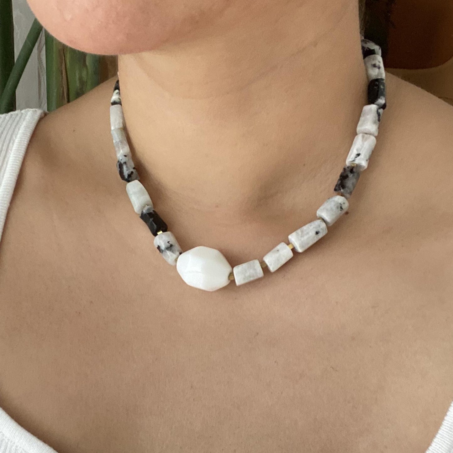 Handgemachte Halskette mit weißem Achat und Mondsteinperlen, Statement Choker in Schwarz Weiß, minimalistischer Boho Schmuck für Frauen