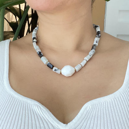 Handgemachte Halskette mit weißem Achat und Mondsteinperlen, Statement Choker in Schwarz Weiß, minimalistischer Boho Schmuck für Frauen