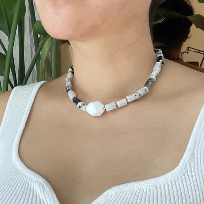 Handgemachte Halskette mit weißem Achat und Mondsteinperlen, Statement Choker in Schwarz Weiß, minimalistischer Boho Schmuck für Frauen