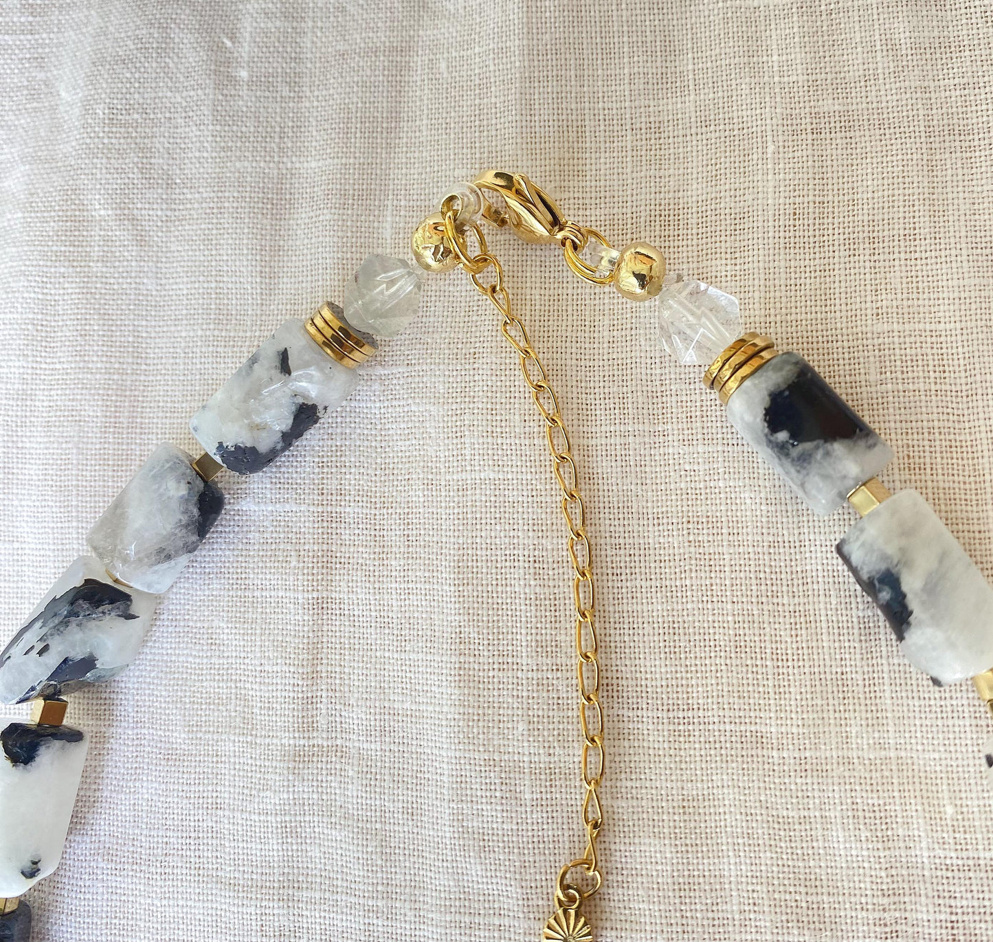 Handgemachte Halskette mit weißem Achat und Mondsteinperlen, Statement Choker in Schwarz Weiß, minimalistischer Boho Schmuck für Frauen