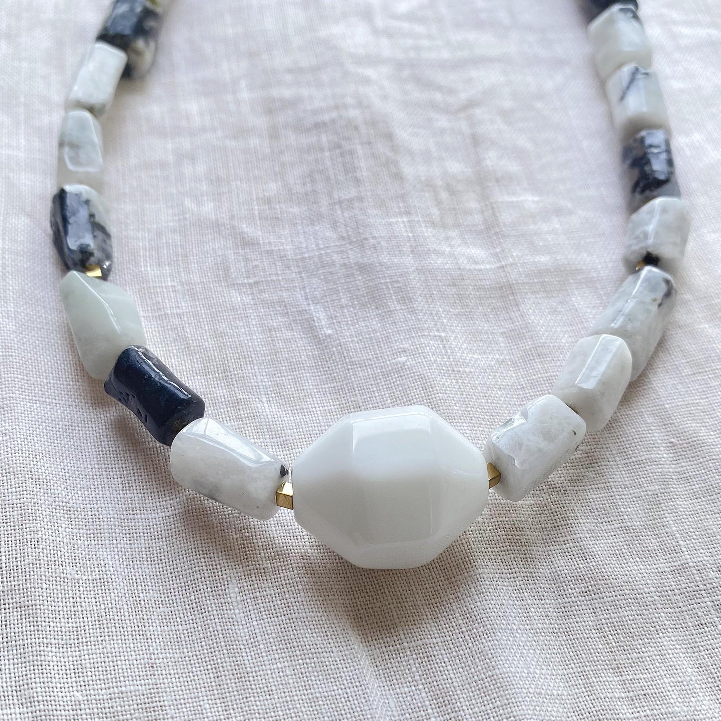 Handgemachte Halskette mit weißem Achat und Mondsteinperlen, Statement Choker in Schwarz Weiß, minimalistischer Boho Schmuck für Frauen