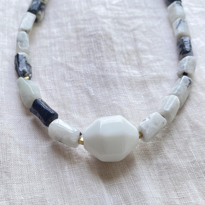 Handgemachte Halskette mit weißem Achat und Mondsteinperlen, Statement Choker in Schwarz Weiß, minimalistischer Boho Schmuck für Frauen