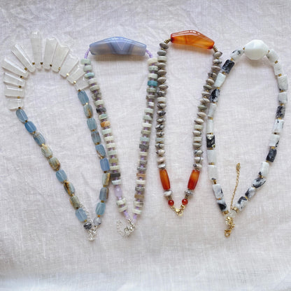 Handgemachte Halskette mit weißem Achat und Mondsteinperlen, Statement Choker in Schwarz Weiß, minimalistischer Boho Schmuck für Frauen