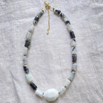 Handgemachte Halskette mit weißem Achat und Mondsteinperlen, Statement Choker in Schwarz Weiß, minimalistischer Boho Schmuck für Frauen