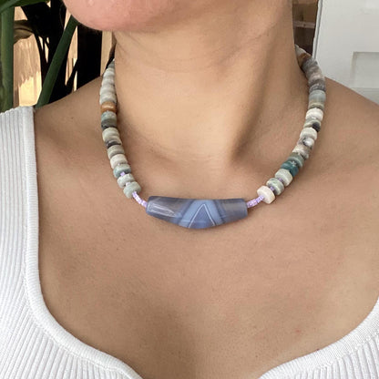 Handgemachte Halskette mit blauer Achatperle, Amazonit und Amethyst, bunte Edelsteinkette, Statement Choker, Geschenk für Frauen
