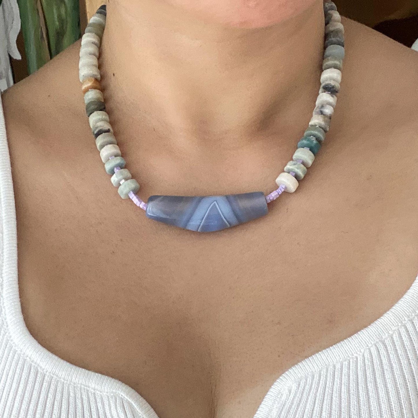 Handgemachte Halskette mit blauer Achatperle, Amazonit und Amethyst, bunte Edelsteinkette, Statement Choker, Geschenk für Frauen