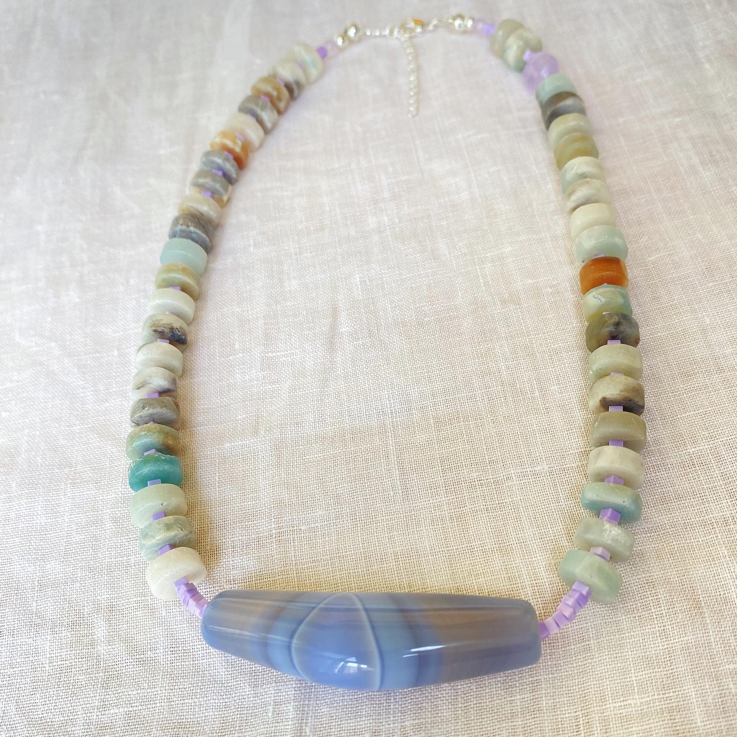 Handgemachte Halskette mit blauer Achatperle, Amazonit und Amethyst, bunte Edelsteinkette, Statement Choker, Geschenk für Frauen