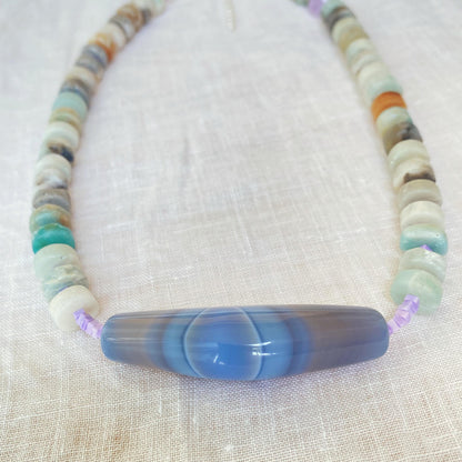 Handgemachte Halskette mit blauer Achatperle, Amazonit und Amethyst, bunte Edelsteinkette, Statement Choker, Geschenk für Frauen