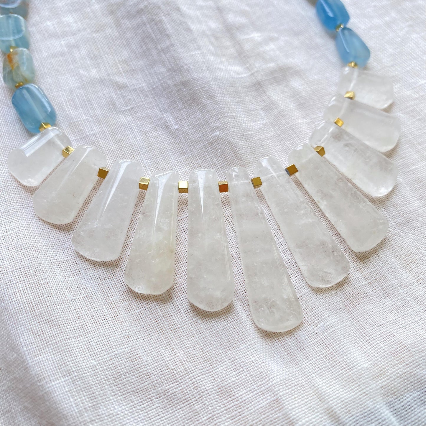 Handgemachte Statement Halskette mit weißem Bergkristall und Calcit, natürliche Edelsteine, spirituelle Choker Kette, Boho Geschenk für Sie