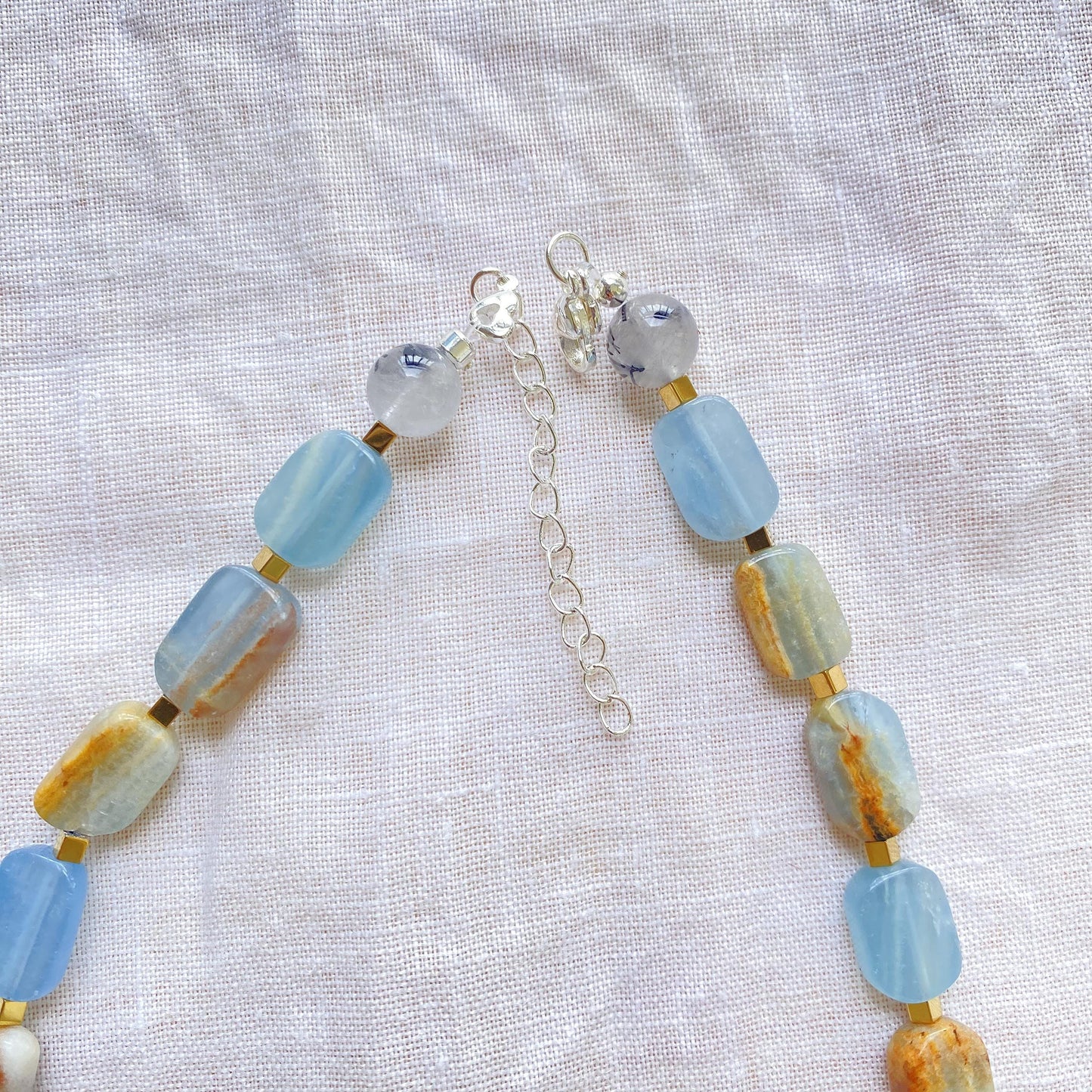 Handgemachte Statement Halskette mit weißem Bergkristall und Calcit, natürliche Edelsteine, spirituelle Choker Kette, Boho Geschenk für Sie