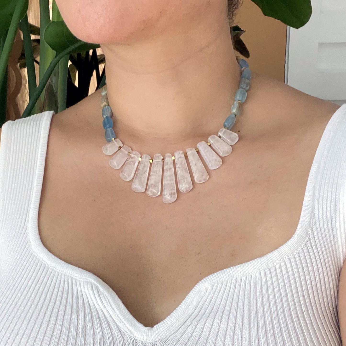 Handgemachte Statement Halskette mit weißem Bergkristall und Calcit, natürliche Edelsteine, spirituelle Choker Kette, Boho Geschenk für Sie