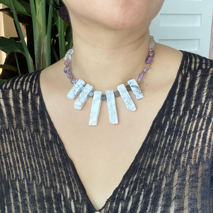 Statement Edelsteinkette · Weißer Howlith & Amethyst · Geometrischer Choker · Handgemachter Heilstein Schmuck