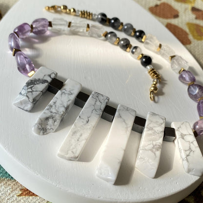 Statement Edelsteinkette · Weißer Howlith & Amethyst · Geometrischer Choker · Handgemachter Heilstein Schmuck