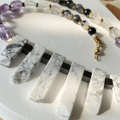 Statement Edelsteinkette · Weißer Howlith & Amethyst · Geometrischer Choker · Handgemachter Heilstein Schmuck