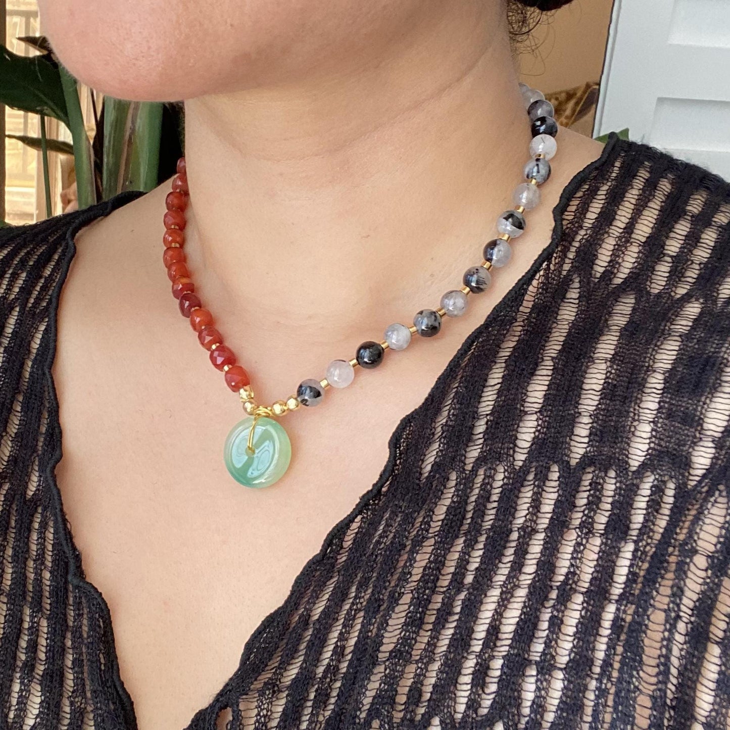 Statement Halskette mit grünem Achat Anhänger · Zweifarbige Edelstein Halskette aus Karneol & Rutilquarz · Handgemachter Choker