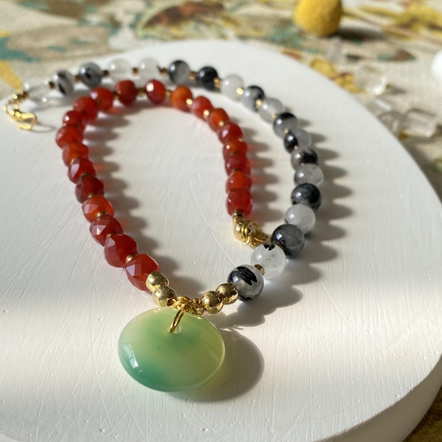 Statement Halskette mit grünem Achat Anhänger · Zweifarbige Edelstein Halskette aus Karneol & Rutilquarz · Handgemachter Choker