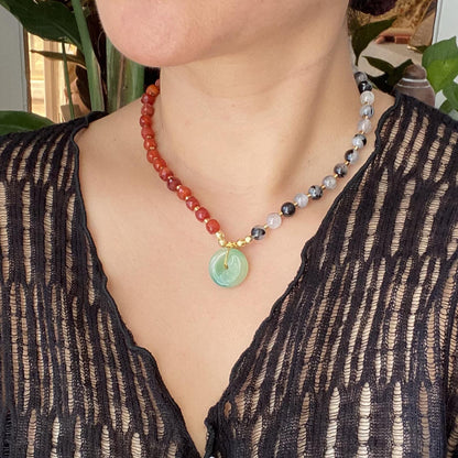 Statement Halskette mit grünem Achat Anhänger · Zweifarbige Edelstein Halskette aus Karneol & Rutilquarz · Handgemachter Choker