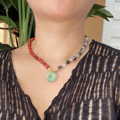 Statement Halskette mit grünem Achat Anhänger · Zweifarbige Edelstein Halskette aus Karneol & Rutilquarz · Handgemachter Choker