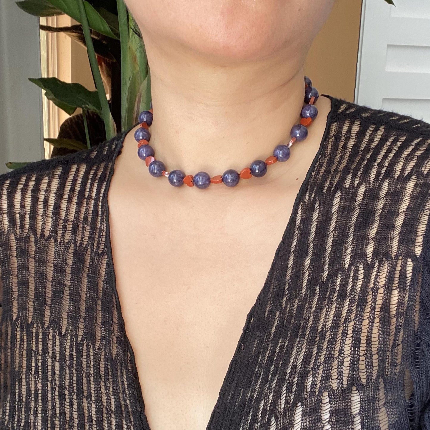 Boho Statement Halskette mit blauen Sodalith Perlen und roten Jaspis Herzen, handgefertigte Choker Kette, romantisches Geschenk für sie