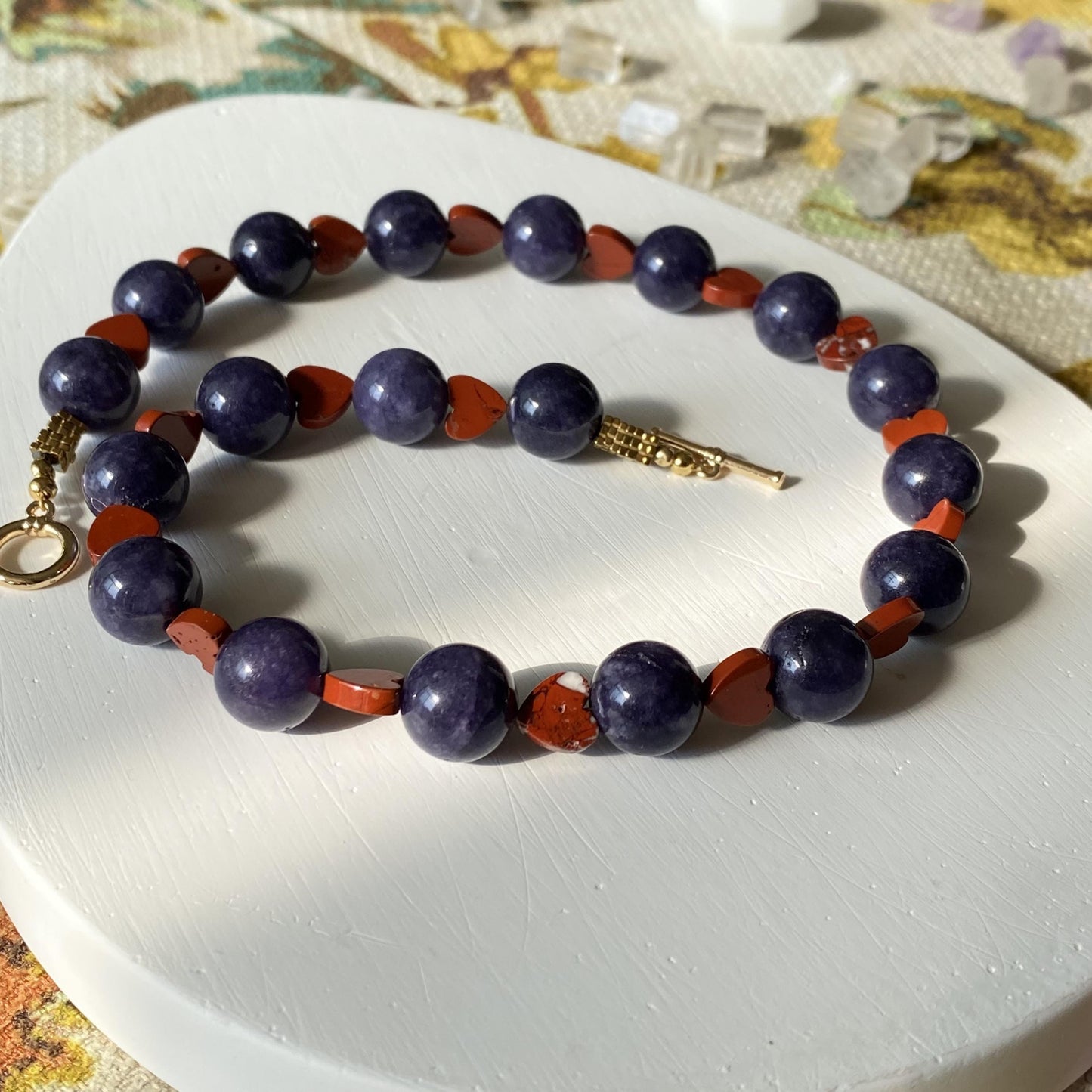 Boho Statement Halskette mit blauen Sodalith Perlen und roten Jaspis Herzen, handgefertigte Choker Kette, romantisches Geschenk für sie