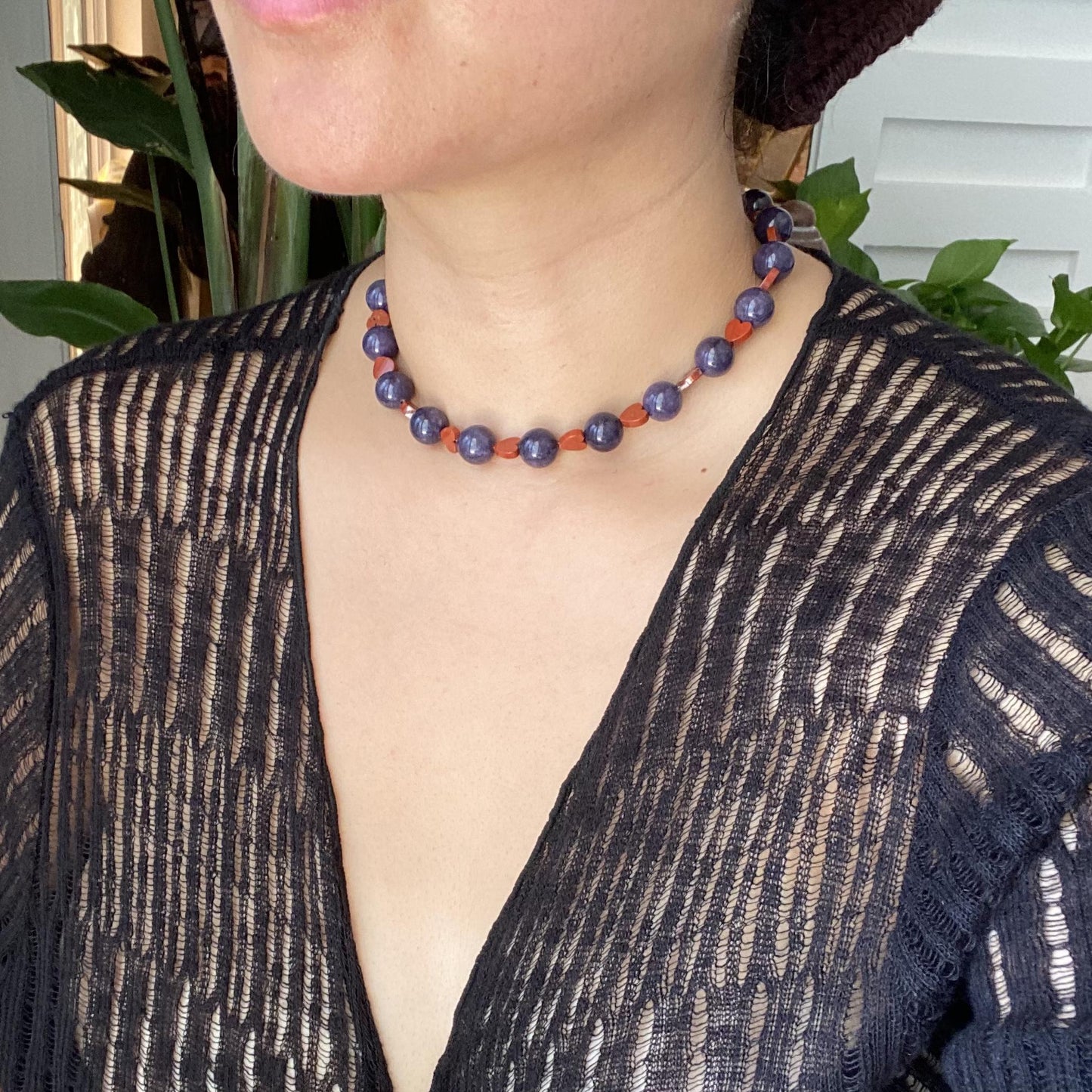 Boho Statement Halskette mit blauen Sodalith Perlen und roten Jaspis Herzen, handgefertigte Choker Kette, romantisches Geschenk für sie