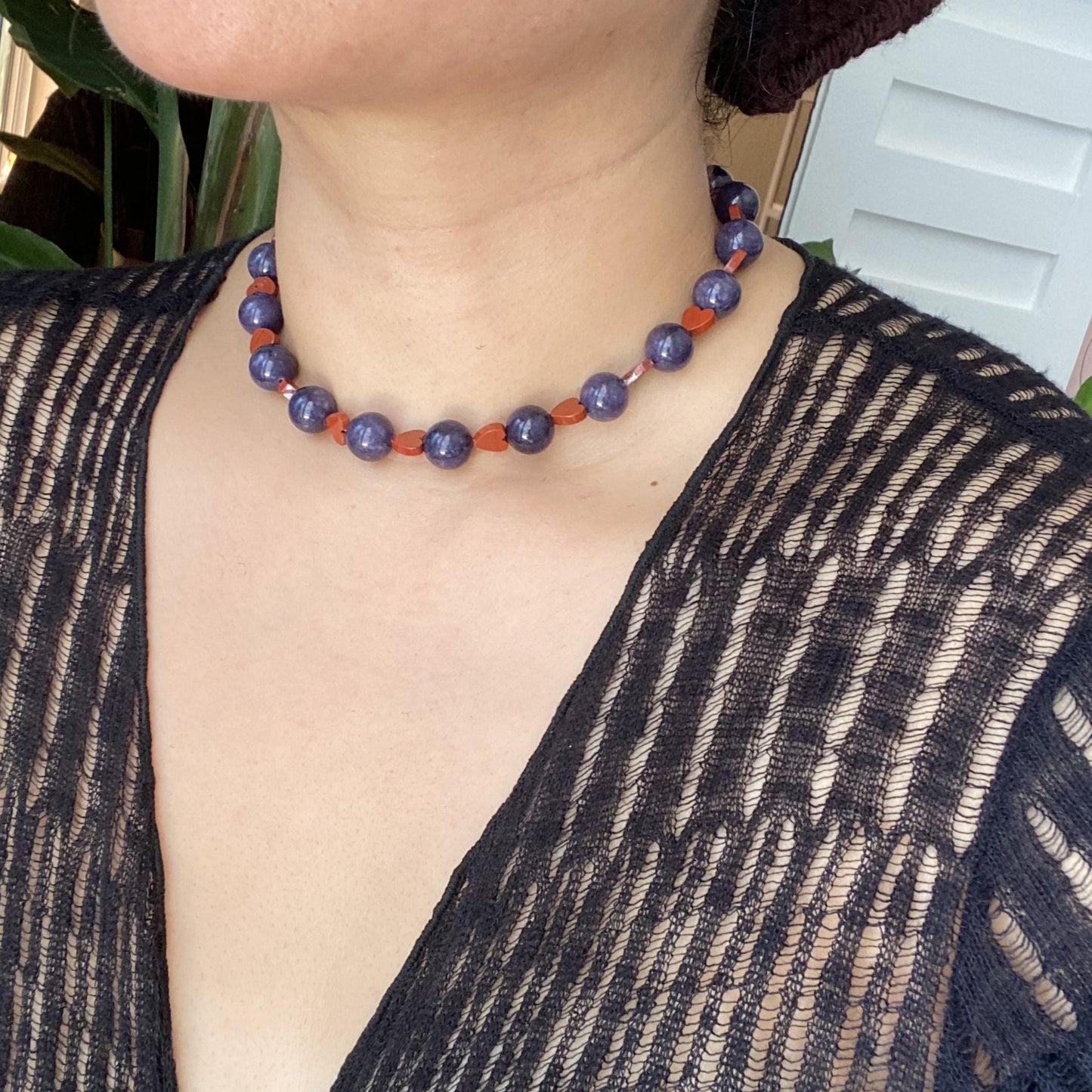 Boho Statement Halskette mit blauen Sodalith Perlen und roten Jaspis Herzen, handgefertigte Choker Kette, romantisches Geschenk für sie