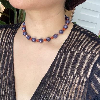 Boho Statement Halskette mit blauen Sodalith Perlen und roten Jaspis Herzen, handgefertigte Choker Kette, romantisches Geschenk für sie