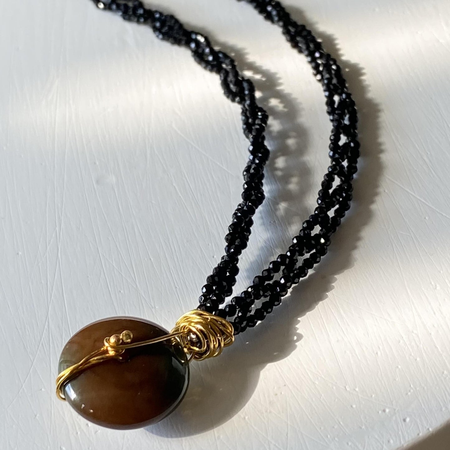 Handgefertigte Boho Halskette mit schwarzem Spinell Geflecht und braunem Achat Donut Anhänger, Statement Choker Schmuck Geschenk für Frauen