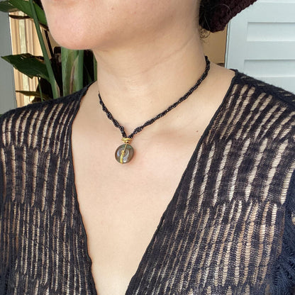 Handgefertigte Boho Halskette mit schwarzem Spinell Geflecht und braunem Achat Donut Anhänger, Statement Choker Schmuck Geschenk für Frauen