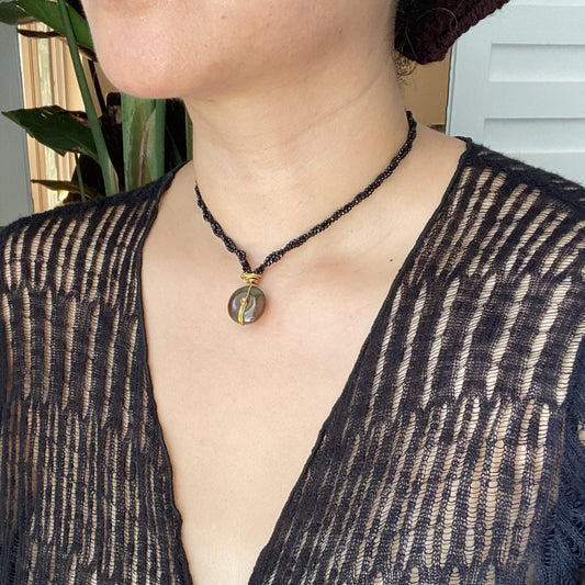 Handgefertigte Boho Halskette mit schwarzem Spinell Geflecht und braunem Achat Donut Anhänger, Statement Choker Schmuck Geschenk für Frauen