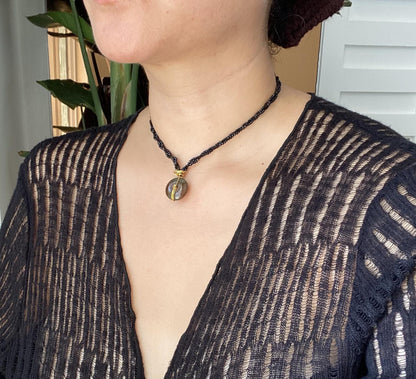 Handgefertigte Boho Halskette mit schwarzem Spinell Geflecht und braunem Achat Donut Anhänger, Statement Choker Schmuck Geschenk für Frauen