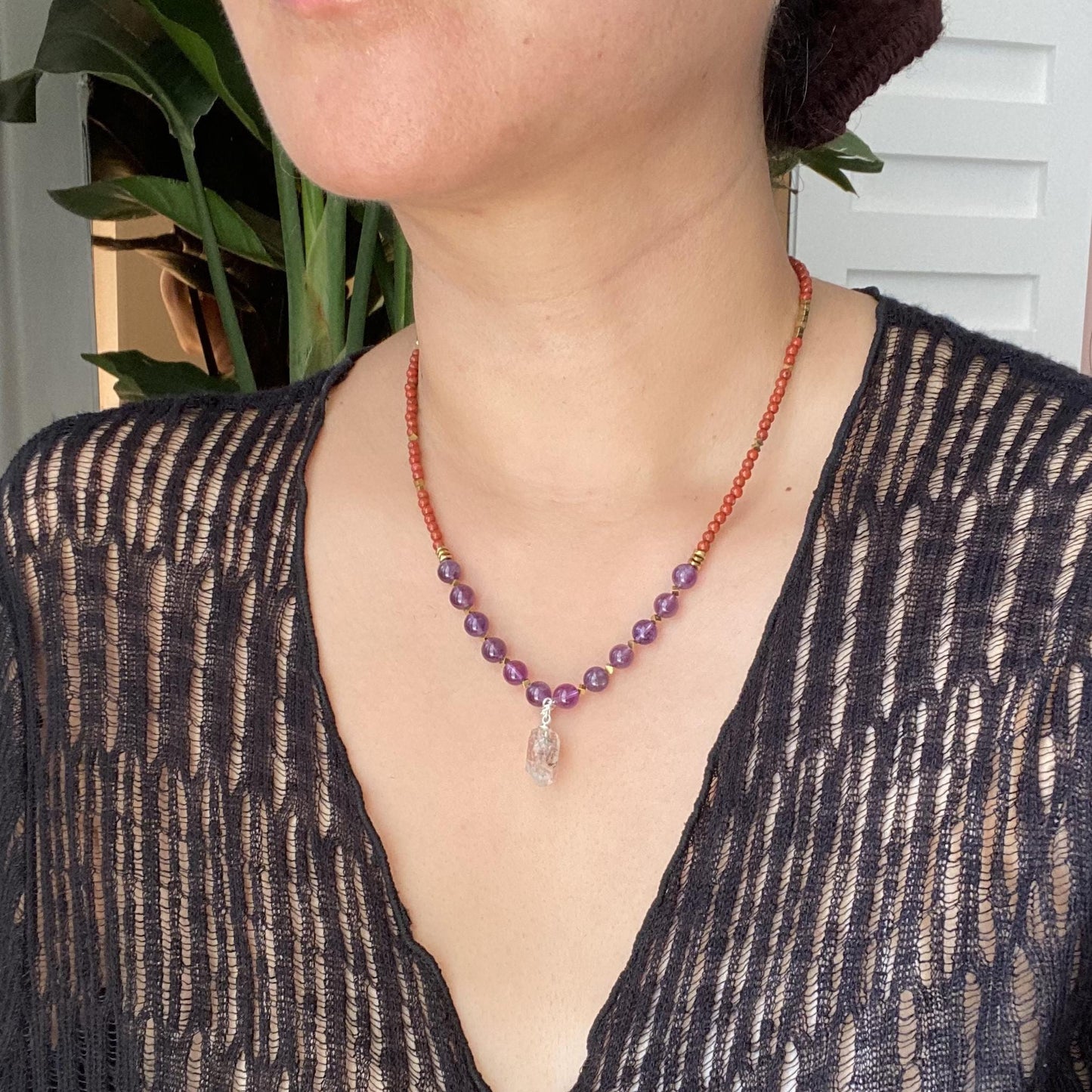 Handgefertigte Edelstein Halskette mit rotem Achat, Amethyst und natürlichem Kristallanhänger, Boho Choker Geschenk für Frauen