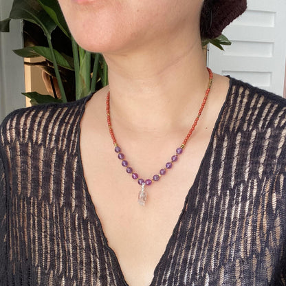 Handgefertigte Edelstein Halskette mit rotem Achat, Amethyst und natürlichem Kristallanhänger, Boho Choker Geschenk für Frauen