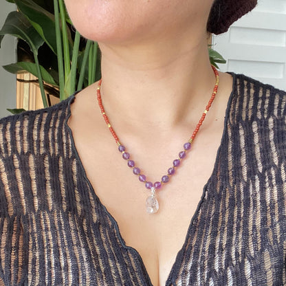 Handgefertigte Edelstein Halskette mit rotem Achat, Amethyst und natürlichem Kristallanhänger, Boho Choker Geschenk für Frauen