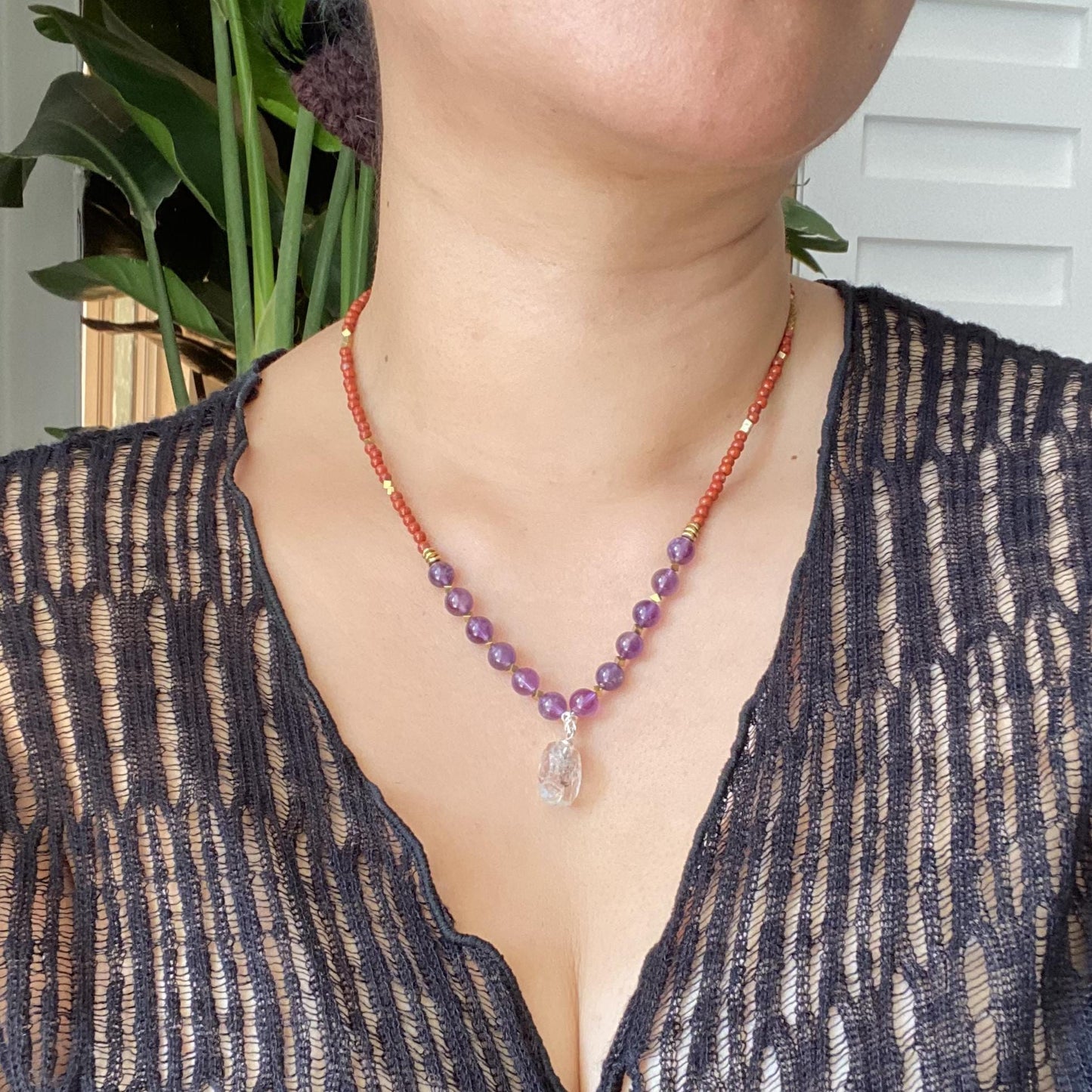 Handgefertigte Edelstein Halskette mit rotem Achat, Amethyst und natürlichem Kristallanhänger, Boho Choker Geschenk für Frauen