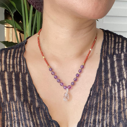 Handgefertigte Edelstein Halskette mit rotem Achat, Amethyst und natürlichem Kristallanhänger, Boho Choker Geschenk für Frauen