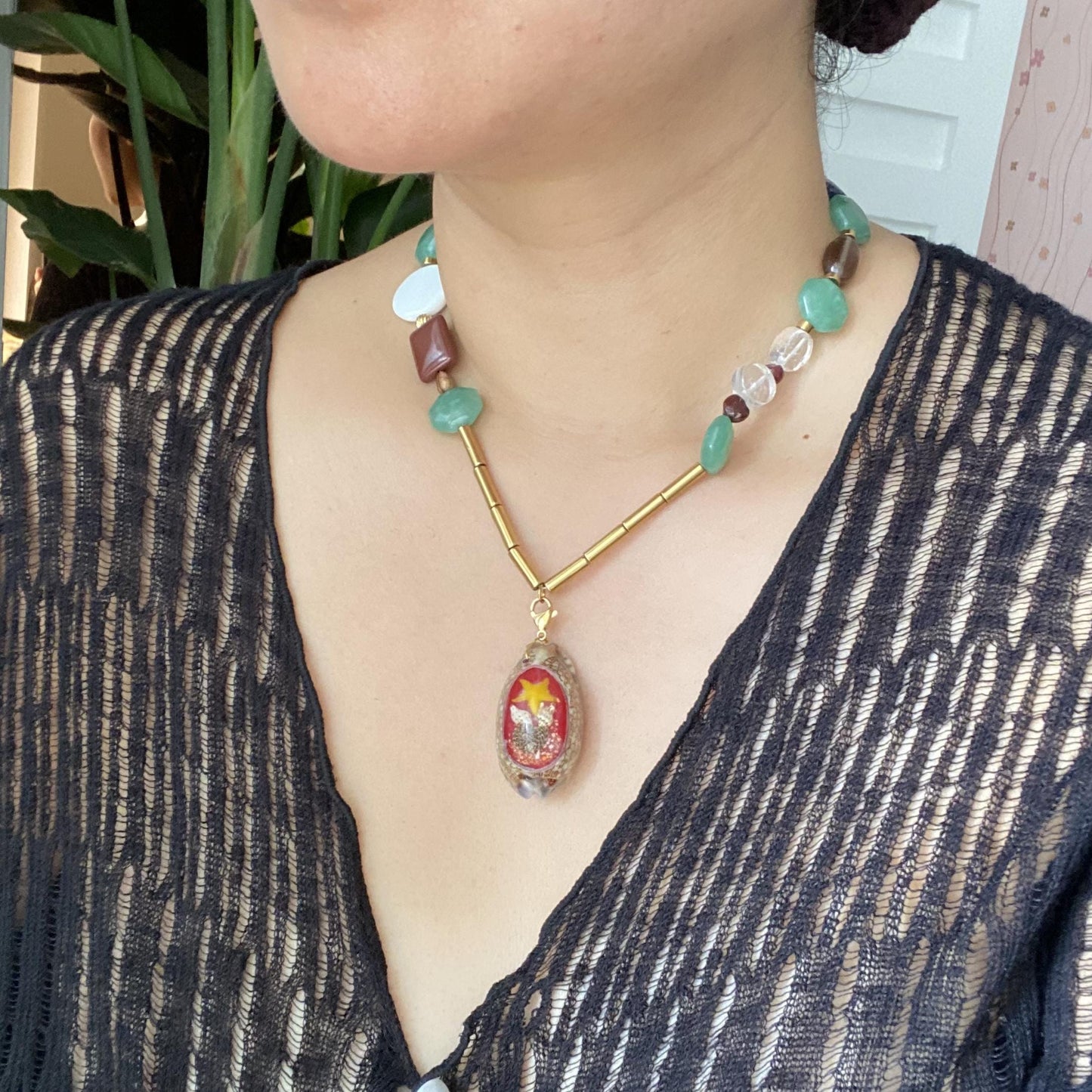 Handgefertigte Edelstein Halskette mit Aventurin, Achat, Rauchquarz, Kristall und Perlmutt, Boho Statement Kette mit Muschel Anhänger
