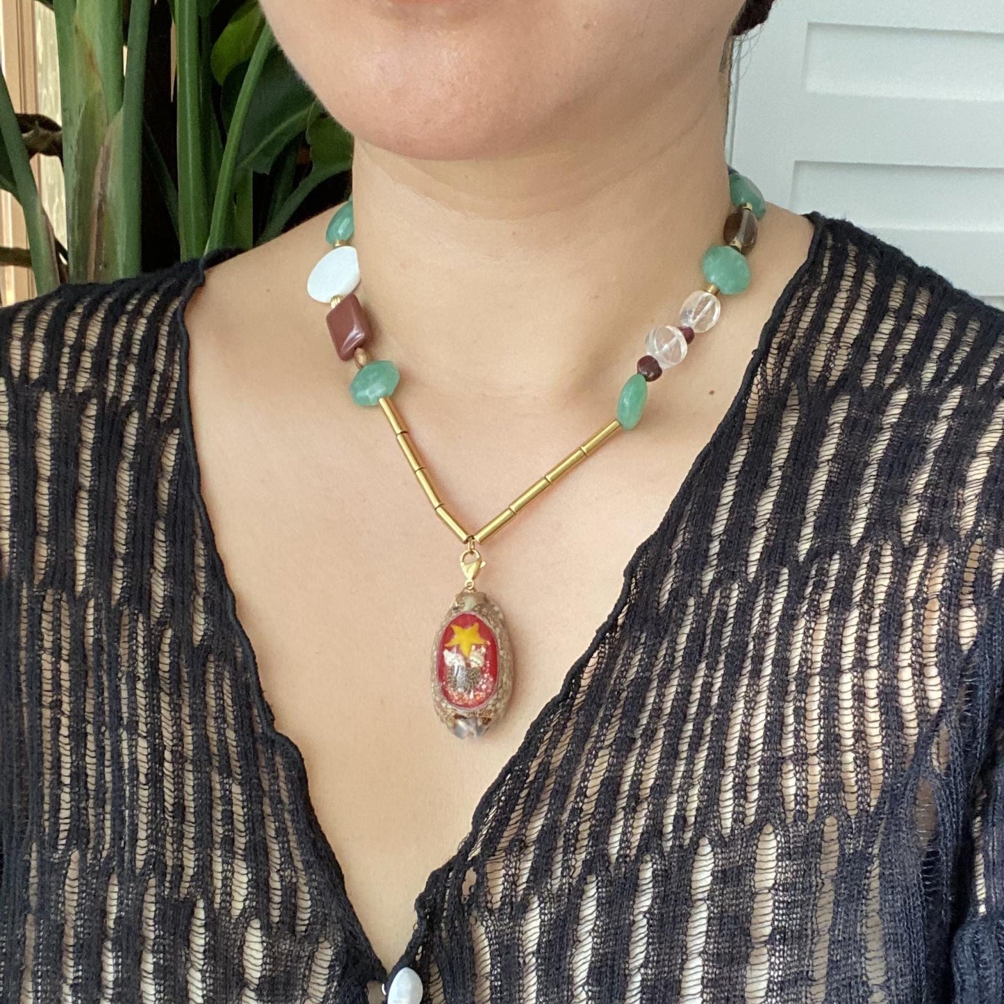 Handgefertigte Edelstein Halskette mit Aventurin, Achat, Rauchquarz, Kristall und Perlmutt, Boho Statement Kette mit Muschel Anhänger