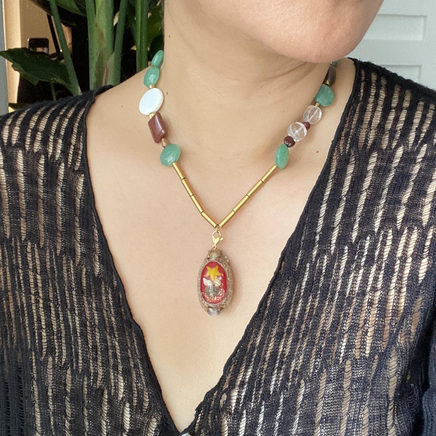 Handgefertigte Edelstein Halskette mit Aventurin, Achat, Rauchquarz, Kristall und Perlmutt, Boho Statement Kette mit Muschel Anhänger