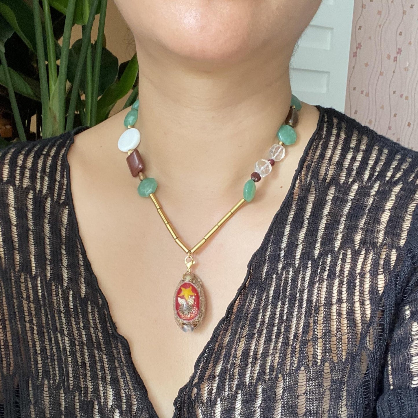 Handgefertigte Edelstein Halskette mit Aventurin, Achat, Rauchquarz, Kristall und Perlmutt, Boho Statement Kette mit Muschel Anhänger