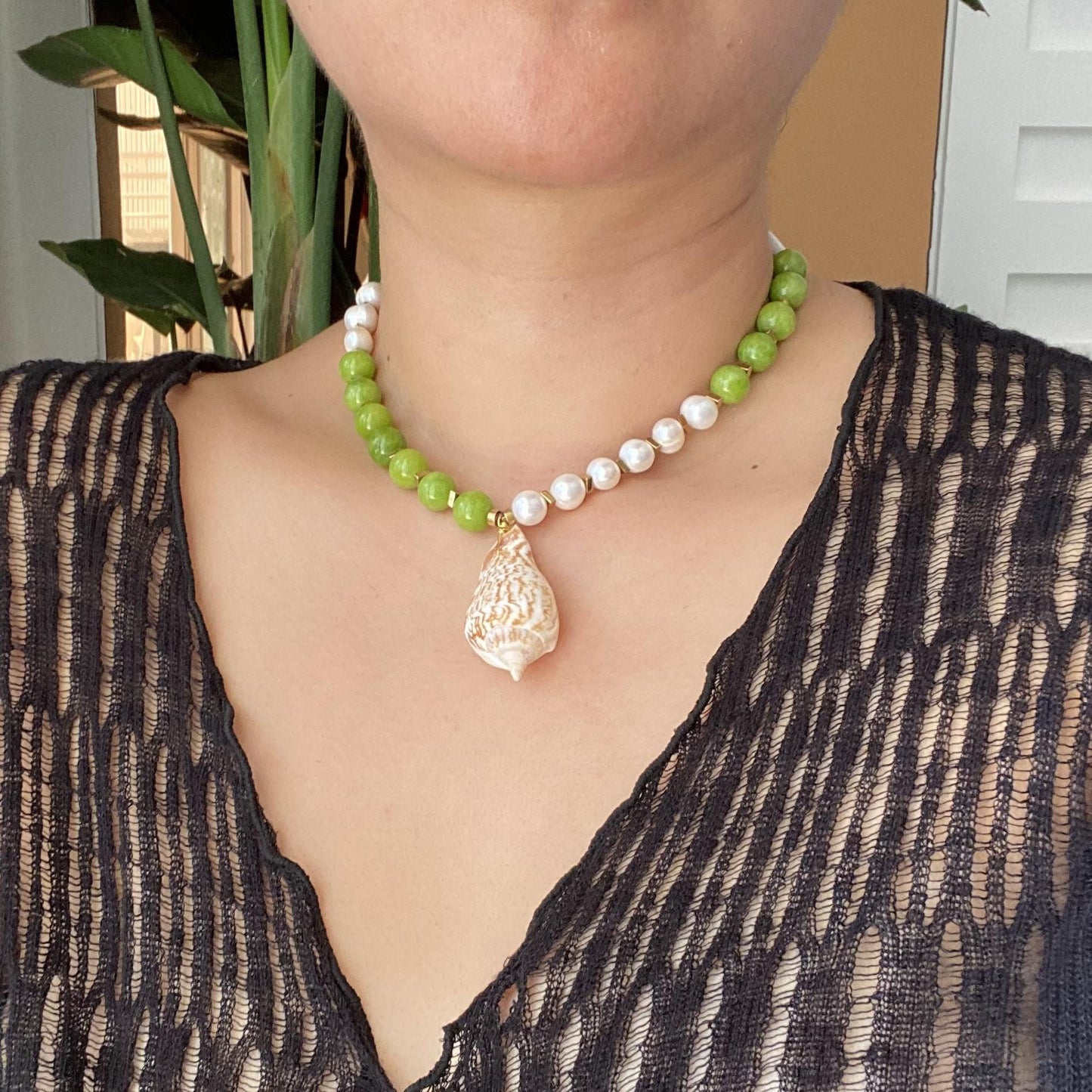 Handgefertigte bunte Perlenkette mit Muschelanhänger, Boho Choker, Sommer Statement Schmuck, Geschenk für Frauen