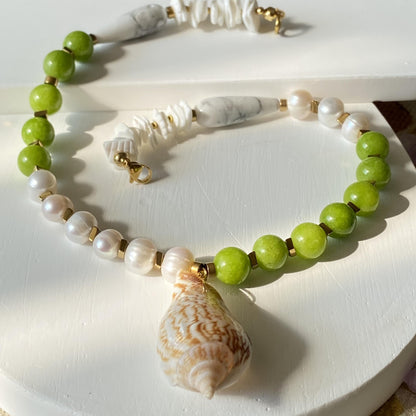 Handgefertigte bunte Perlenkette mit Muschelanhänger, Boho Choker, Sommer Statement Schmuck, Geschenk für Frauen