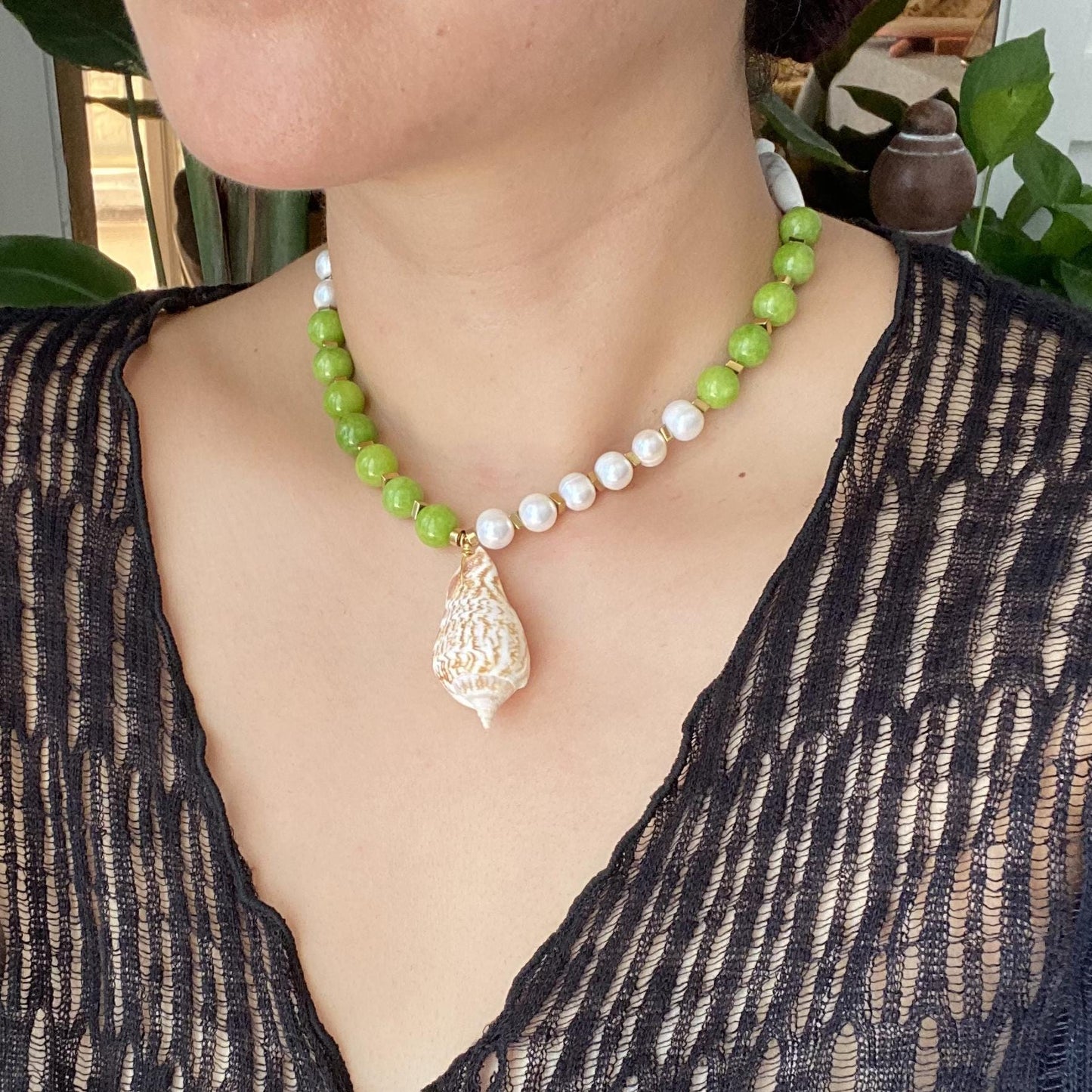 Handgefertigte bunte Perlenkette mit Muschelanhänger, Boho Choker, Sommer Statement Schmuck, Geschenk für Frauen