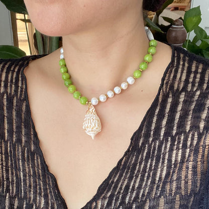 Handgefertigte bunte Perlenkette mit Muschelanhänger, Boho Choker, Sommer Statement Schmuck, Geschenk für Frauen