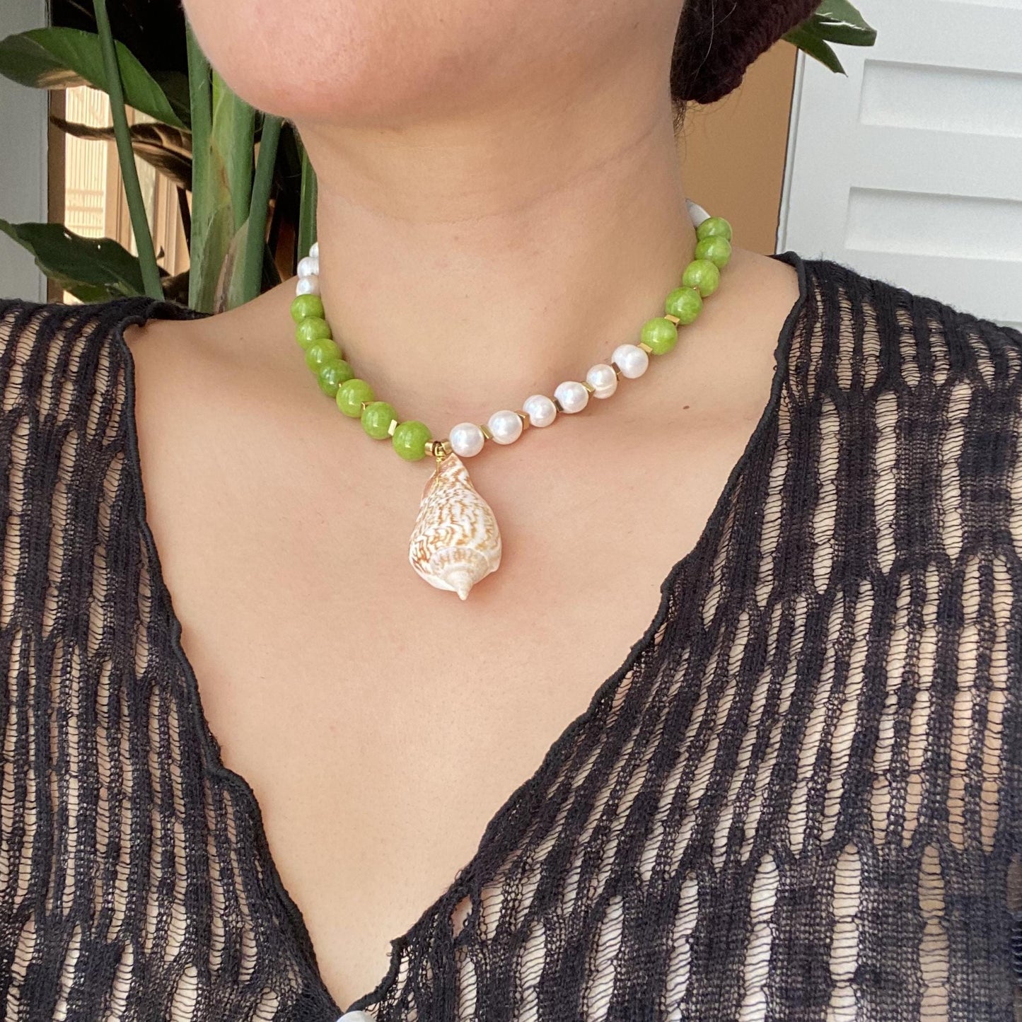 Handgefertigte bunte Perlenkette mit Muschelanhänger, Boho Choker, Sommer Statement Schmuck, Geschenk für Frauen