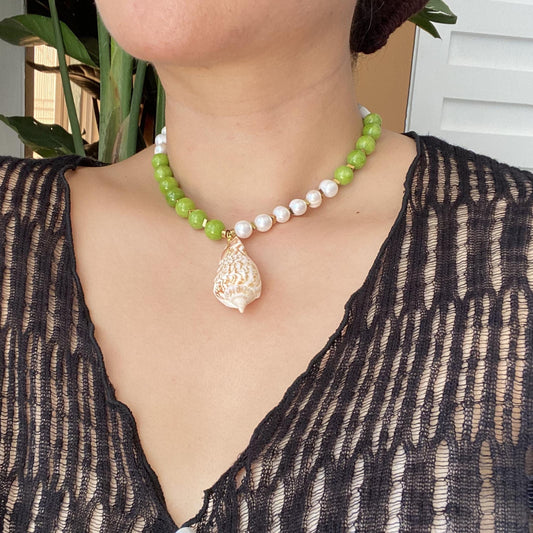 Handgefertigte bunte Perlenkette mit Muschelanhänger, Boho Choker, Sommer Statement Schmuck, Geschenk für Frauen