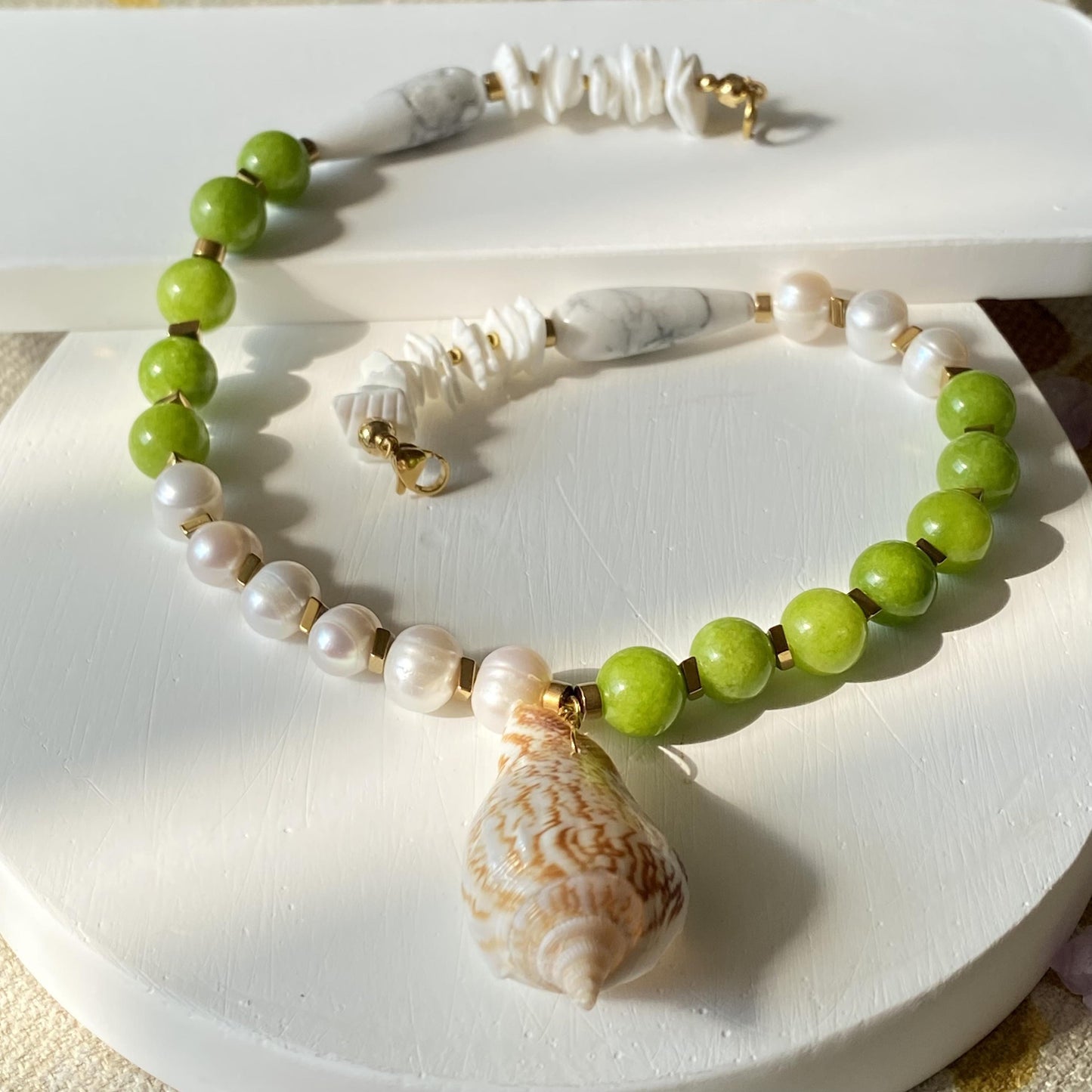 Handgefertigte bunte Perlenkette mit Muschelanhänger, Boho Choker, Sommer Statement Schmuck, Geschenk für Frauen