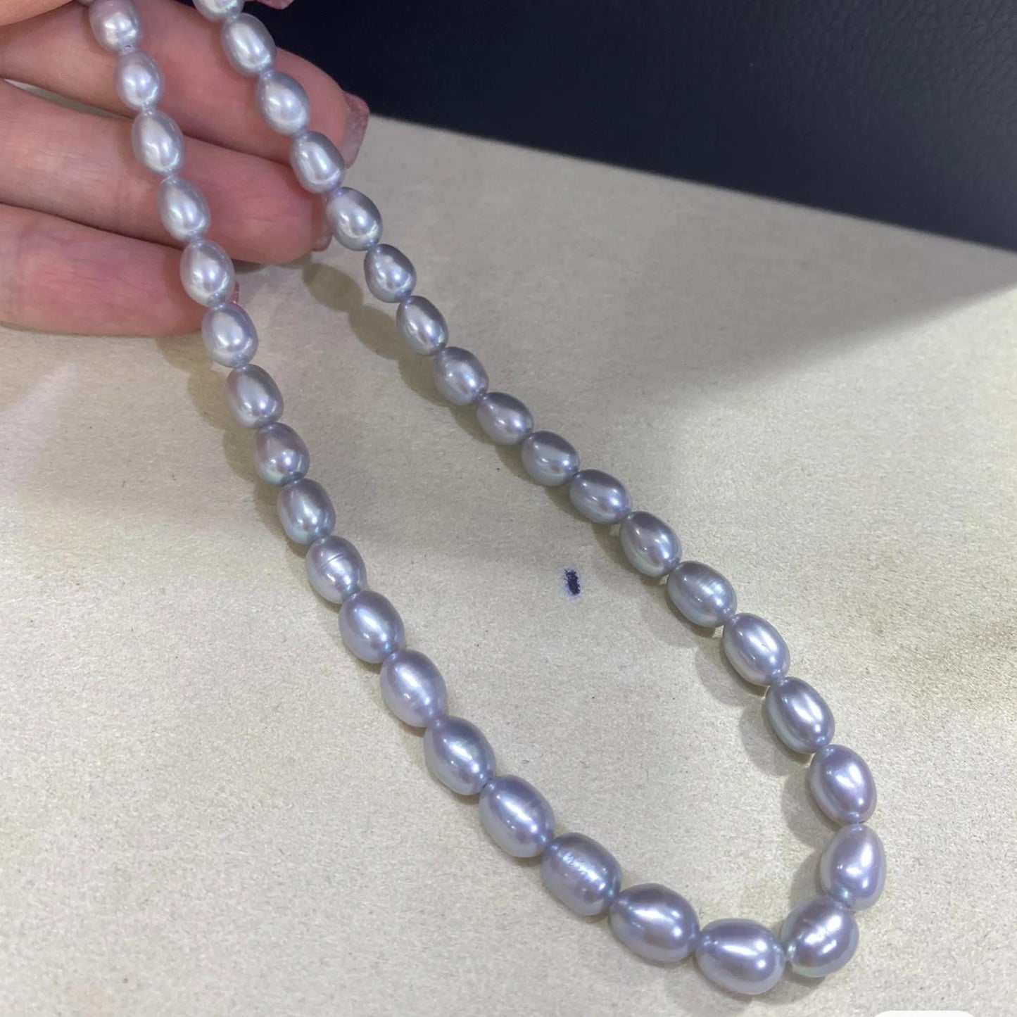 Handgefertigte graue Süßwasserperlenkette mit Boxverschluss, ovale Perlen, gefärbt, elegante Perlen für Schmuckdesign, 40 cm Länge
