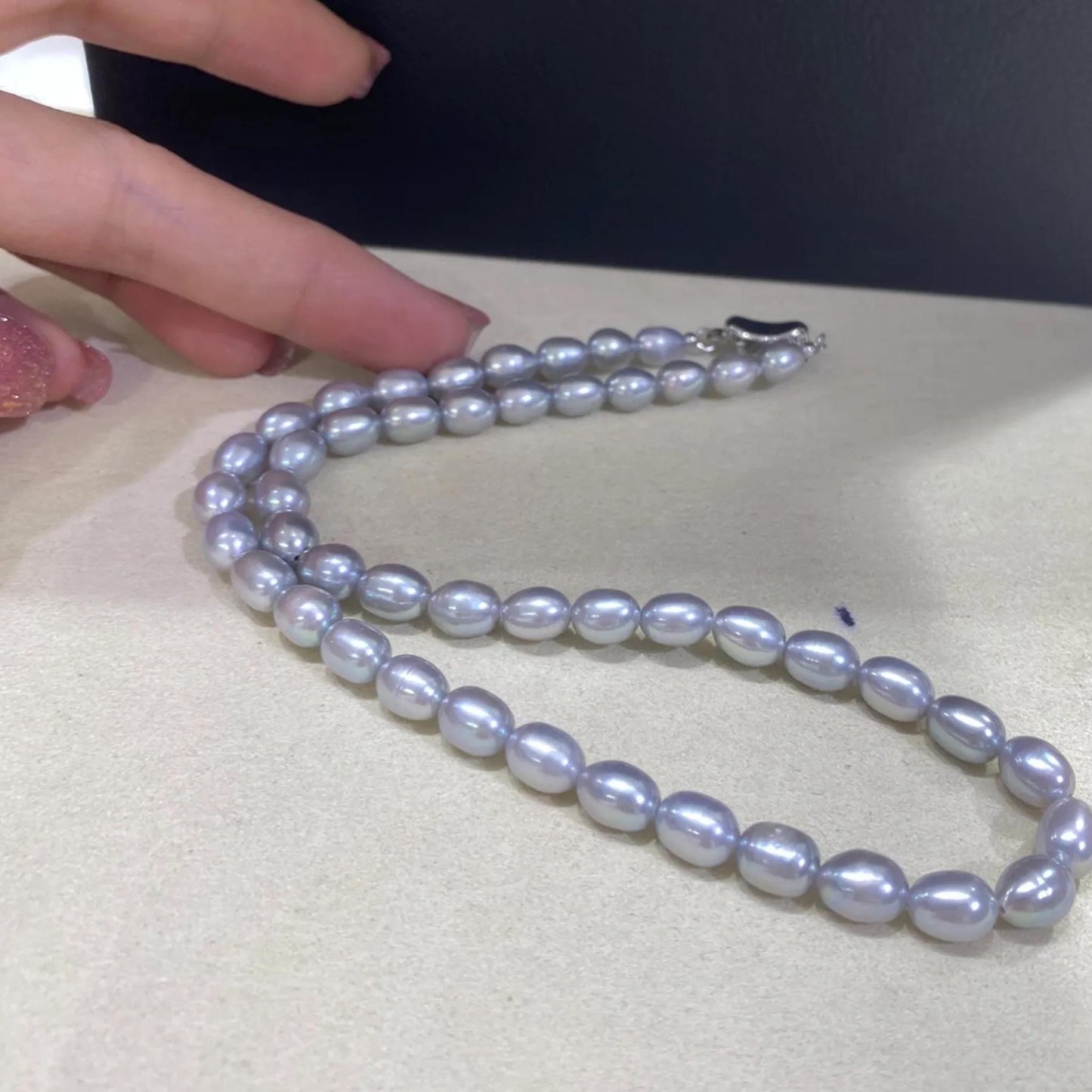 Handgefertigte graue Süßwasserperlenkette mit Boxverschluss, ovale Perlen, gefärbt, elegante Perlen für Schmuckdesign, 40 cm Länge